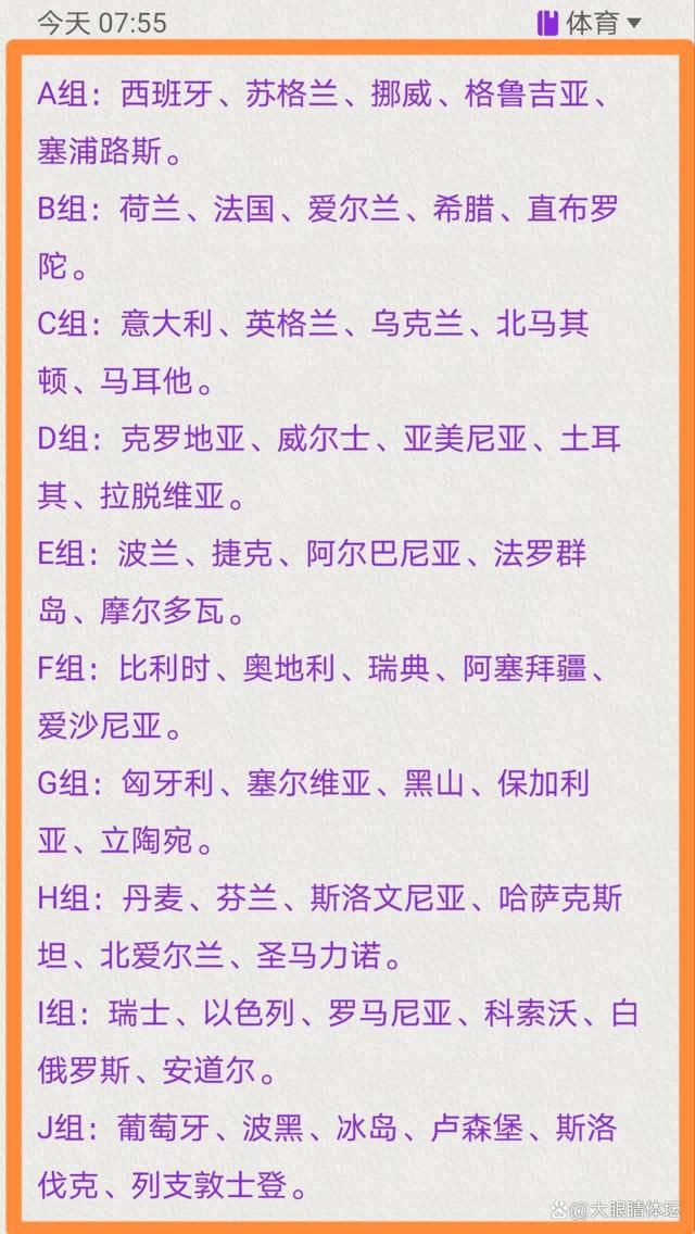 起初大妈们只是旁观，而后开始对小猪佩奇舞姿指指点点，最后抵挡不住内心的冲动直接入场扯着丝巾与佩奇;尬舞，大妈成功把猜拳舞拉;跨界 ，两种舞蹈风格毫无违和感的同框，引得围观乘客喝彩